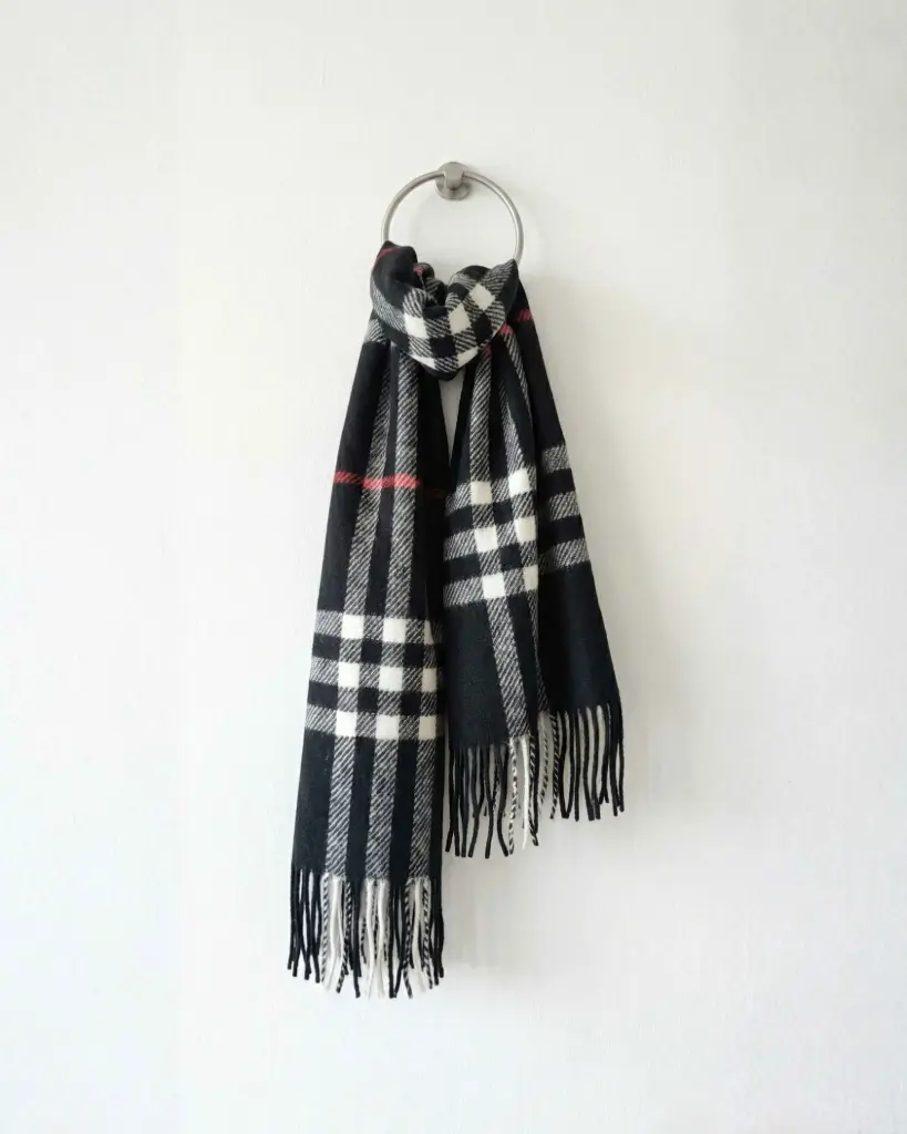 شال من الصوف الأسود الملكي